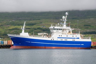 Akureyri İzlanda - 22 Temmuz. 2022: Uzun menzilli balıkçı teknesi Anna limanda