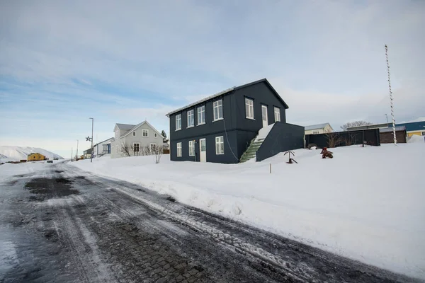 Het Dorp Het Eiland Hrisey Noord Ijsland Een Besneeuwde Winterdag — Stockfoto