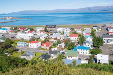 Kuzey İzlanda kırsalındaki Saudarkrokur kasabasına bak