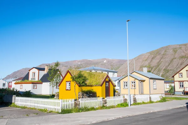 在阳光灿烂的夏日 冰岛北部的Siglufjordur镇 — 图库照片