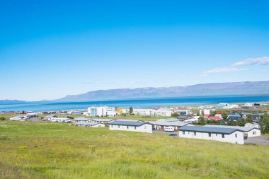 Kuzey İzlanda kırsalındaki Saudarkrokur kasabasına bak