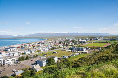 Kuzey İzlanda kırsalındaki Saudarkrokur kasabasına bak