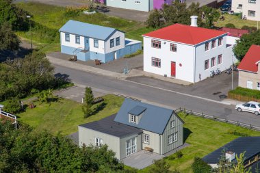 Kuzey İzlanda kırsalındaki Saudarkrokur kasabasına bak