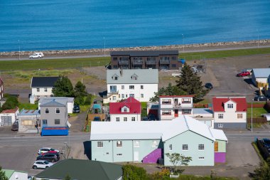 Kuzey İzlanda kırsalındaki Saudarkrokur kasabasına bak