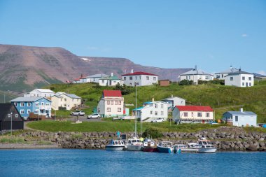 Güneşli bir yaz gününde Kuzey İzlanda 'da Hofsos Köyü