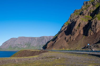Kuzey İzlanda, Siglufjordur 'daki Strakagong tünelinin girişinin yanındaki uçurum.