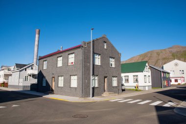Güneşli bir yaz gününde Kuzey İzlanda 'nın Siglufjordur kasabası