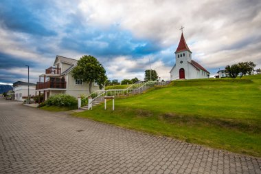 Güneşli bir yaz gününde Kuzey İzlanda 'nın Hrisey adasındaki köy.