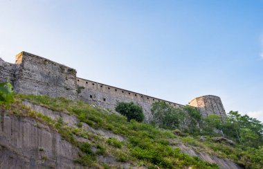 Arnavutluk 'taki Cirokastra şatosuna bak