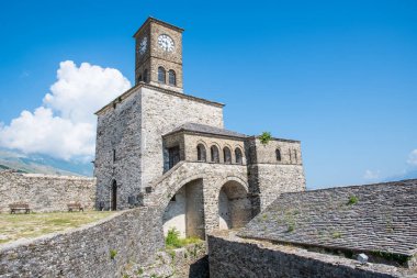 Gjirokaster Kalesi 'nin saat kulesi.