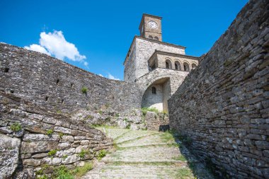 Gjirokaster Kalesi 'nin saat kulesi.