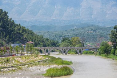 Arnavutluk 'un Berat kentinin Unesco kentindeki Gorica köprüsü