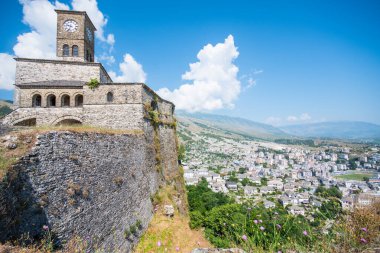 Gjirokaster Kalesi 'nin saat kulesi.