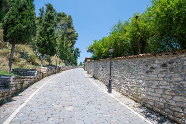 Arnavutluk 'taki Berat şatosuna giden yol