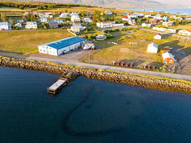 Kuzey İzlanda 'daki Hrisey köyünün hava görüntüsü