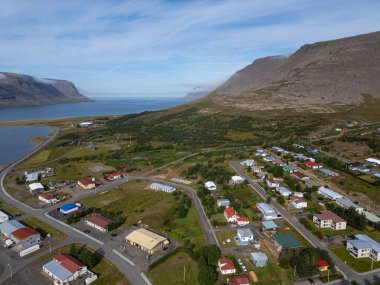 İzlanda 'nın batısındaki Talknafjordur köyünün havadan görünüşü