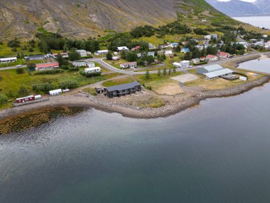 İzlanda 'nın batısındaki Bildudalur köyünün havadan görünüşü