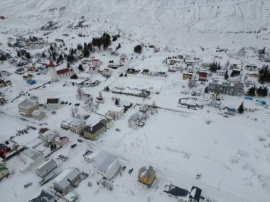 Kuzey İzlanda 'da Siglufjordur kasabasının hava manzarası bir kış günü