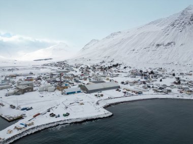 Kuzey İzlanda 'da Siglufjordur kasabasının hava manzarası bir kış günü