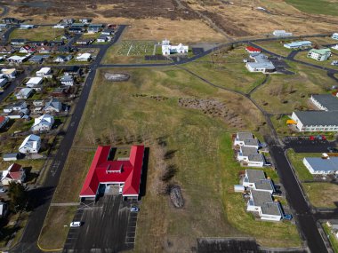 Kuzey İzlanda 'da bir bahar günü Dalvik kasabasının hava manzarası