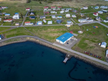 Kuzey İzlanda 'daki Hrisey adasındaki köyün hava görüntüsü.