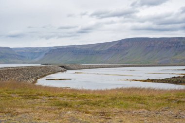 Batı İzlanda kırsalındaki Gilsfjordur fiyordunun karşısında.