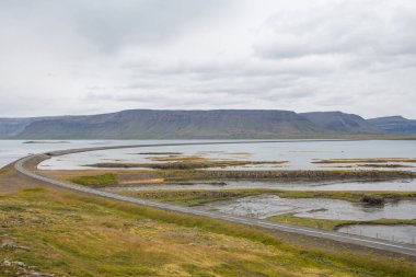 Batı İzlanda kırsalındaki Gilsfjordur fiyordunun karşısında.
