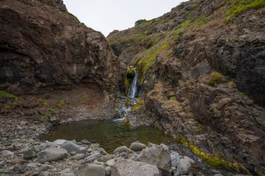 Galtara Nehri 'ndeki şelale İzlanda' nın batı kıyılarında.