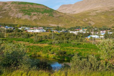 İzlanda 'nın güzel batı fiyortlarında Talknafjordur Köyü