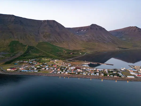 Вечерняя Воздушная Съемка Деревни Флатейри Западных Фьордах Исландии — стоковое фото