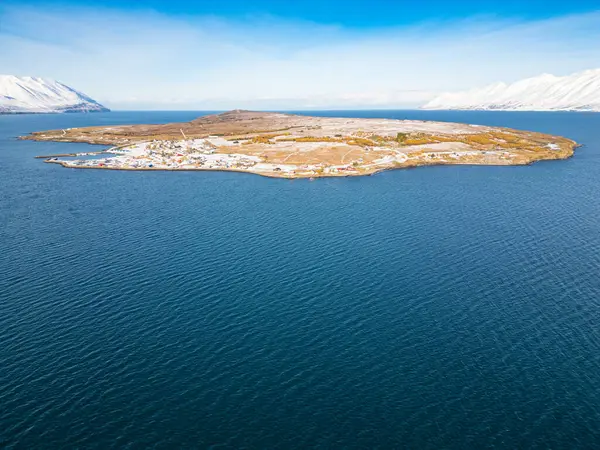 Güneşli bir kış gününde İzlanda 'daki Hrisey Adası' nın havadan çekilmiş fotoğrafı.