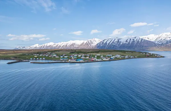 Kuzey İzlanda 'daki Hrisey adasındaki köyün hava görüntüsü.