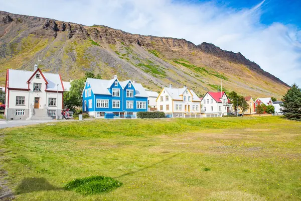 Batı İzlanda 'daki Isafjordur kasabasındaki binalar