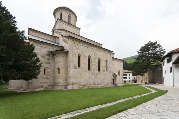 Kosova kırsalındaki Visoki Decani manastırı