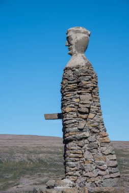 Kleifaheidi 'deki Stoneman Kleifabui, İzlanda' nın batı fiyortlarında.