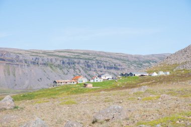 Raudisandur 'daki Melanes Çiftliği İzlanda' nın batı fiyortlarında.