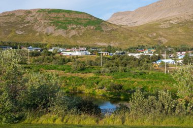 İzlanda 'nın güzel batı fiyortlarında Talknafjordur Köyü