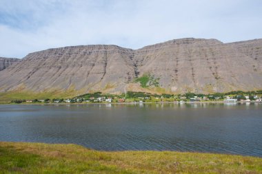 İzlanda 'nın batısındaki Bildudalur Köyü