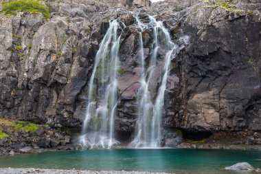 Fossfjordur 'daki Şelale Foss İzlanda' nın batı fiyortlarında.