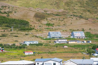 İzlanda 'nın batısındaki Isafjordur kasabasının tepelerindeki binalar