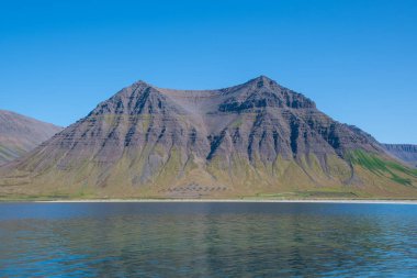 Kirkjubolsfjall Dağı İzlanda 'nın batısında Onundarfjordur' da Holtsfjara 'nın oyuncularından görüldü.