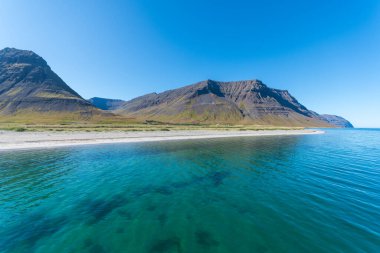 Onundarfjordur 'daki Holtsfjara plajı İzlanda batı fiyortlarında