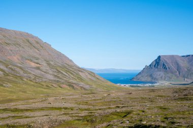 İzlanda 'nın batısındaki Bolungarvik kasabasına bakın.