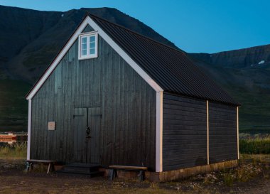 İzlanda 'nın batısındaki Flateyri köyünde yenilenmiş eski bir depo.