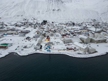 Kuzey İzlanda 'da Siglufjordur kasabasının hava manzarası bir kış günü