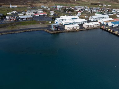 Kuzey İzlanda 'da bir bahar günü Dalvik kasabasının hava manzarası