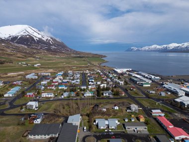 Kuzey İzlanda 'da bir bahar günü Dalvik kasabasının hava manzarası