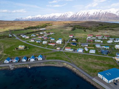 Kuzey İzlanda 'daki Hrisey adasındaki köyün hava görüntüsü.