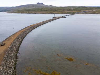 Batı İzlanda 'da Thorskafjordur fiyortu üzerinde yeni bir yol ve köprü inşaatı