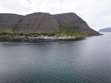 İzlanda 'nın batısındaki Bildudalur köyünün havadan görünüşü